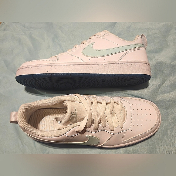 Nike Mint/White 6.5Y - Picture 2 of 3
